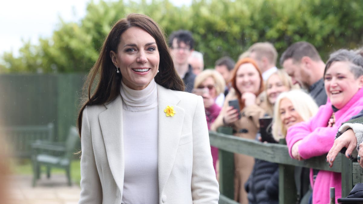 kate middleton with daffodil pin