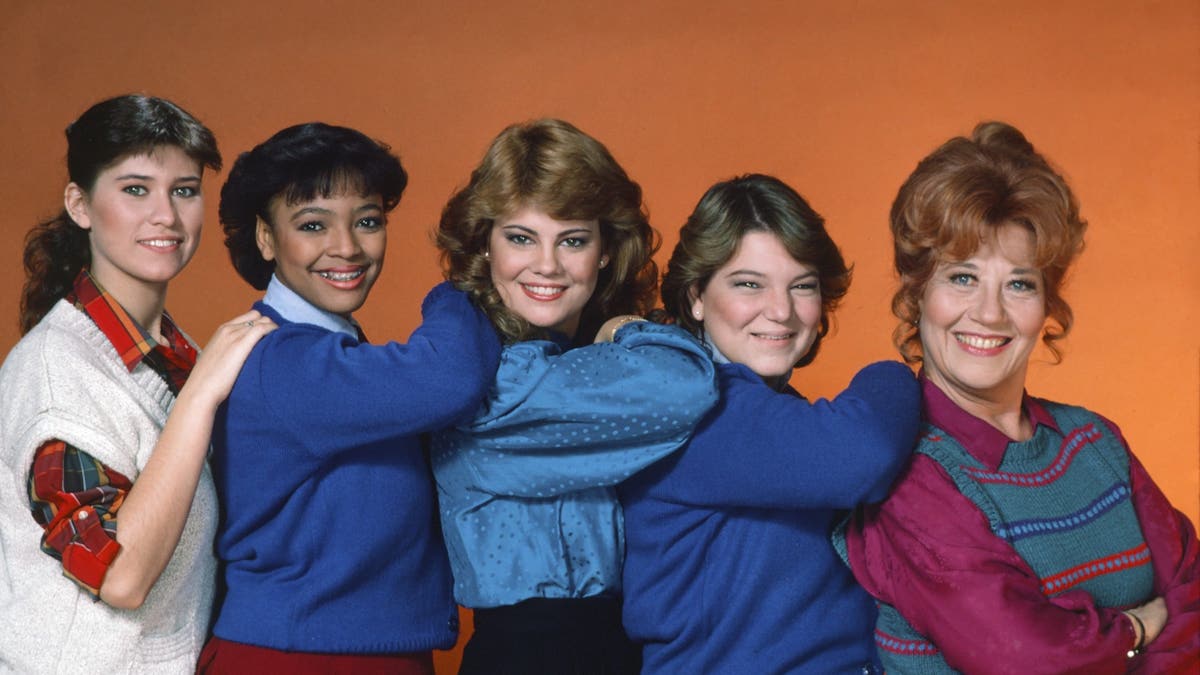 facts of life cast smiling with arms on shoulders