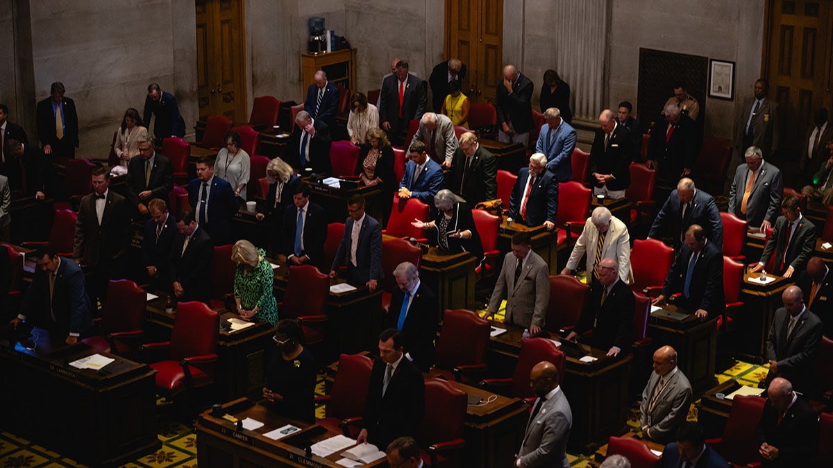 Tennessee lawmakers pray before special session on school safety