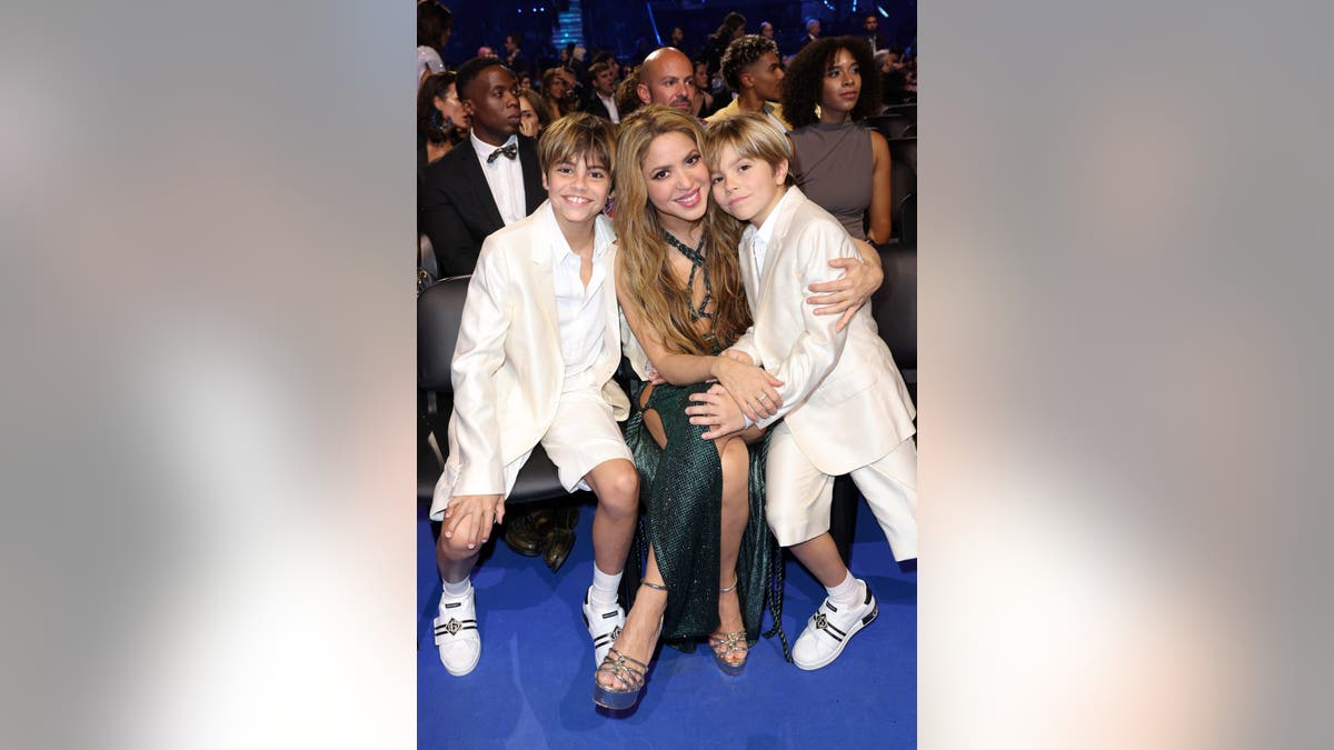 Shakira com seus filhos