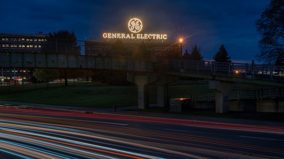Usina da General Electric no norte do estado de Nova York vista da rodovia