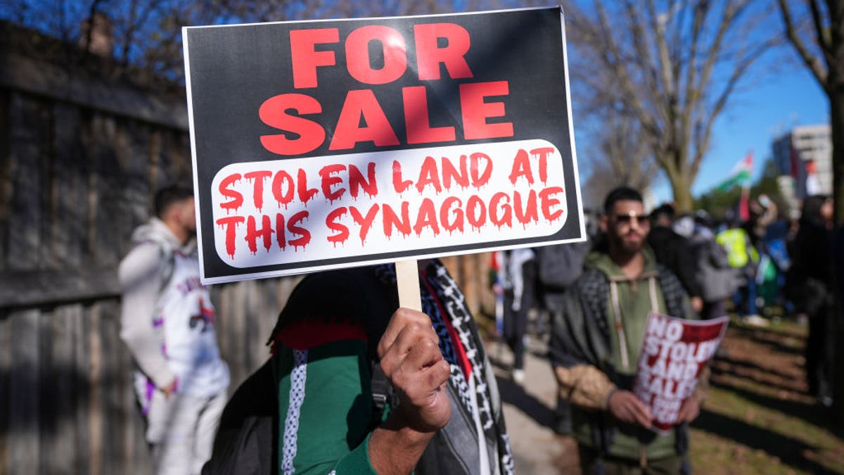 Manifestantes palestinos ante una sinagoga en Toronto, Canadá.