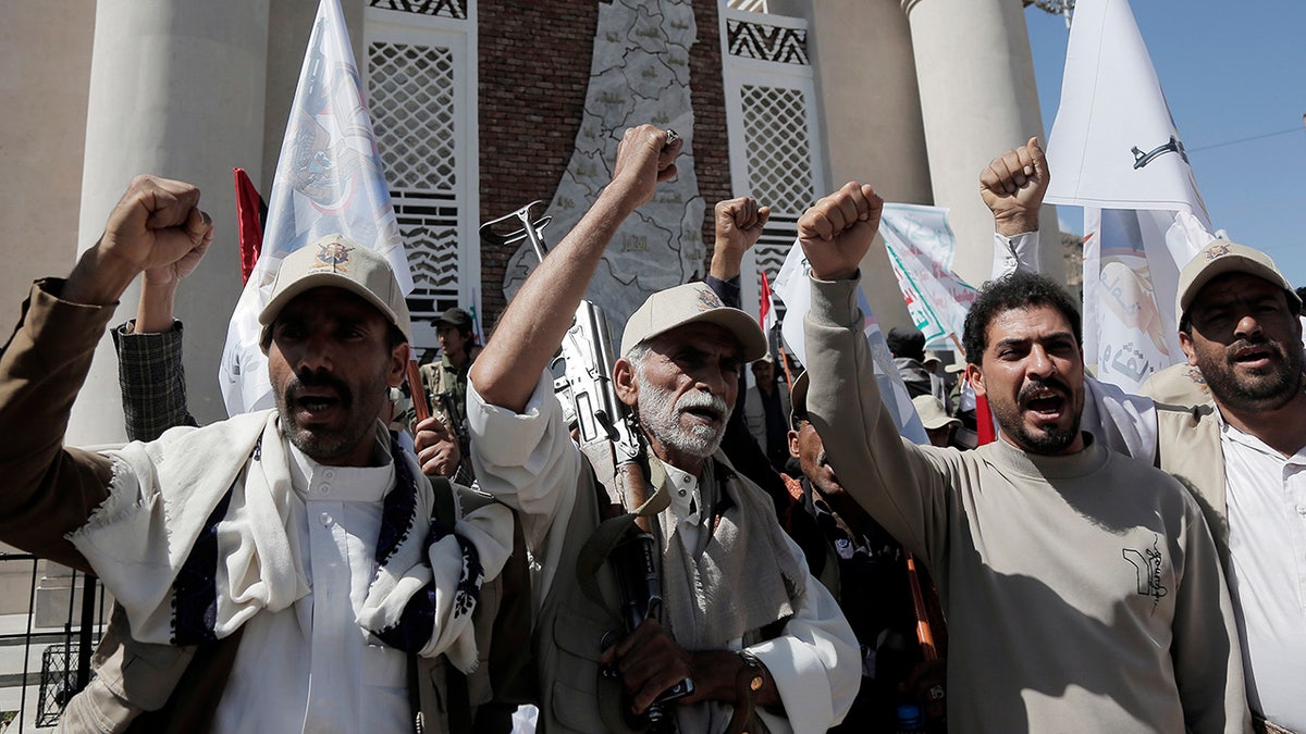 Los rebeldes Houthi cantan en Yemen