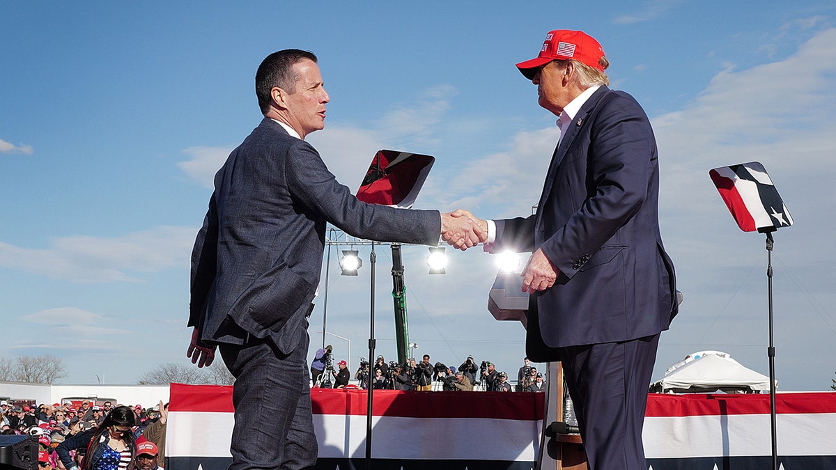 Donald Trump Moreno, Trump shaking hands