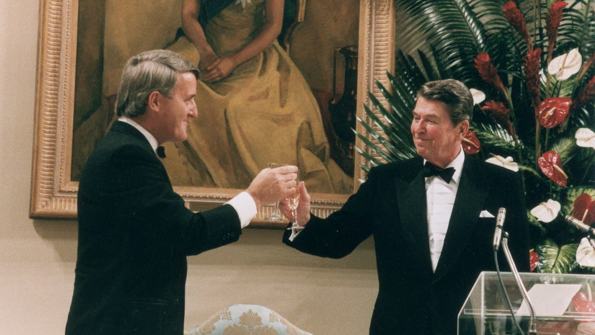 Mulroney and Reagan toast