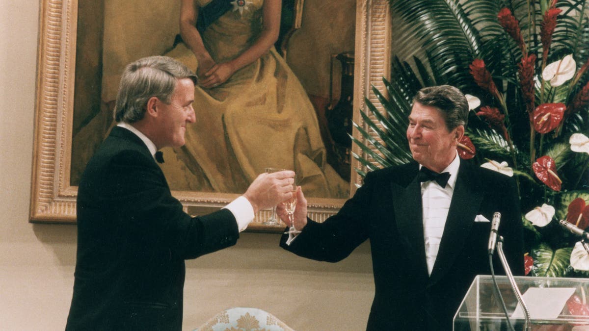 Mulroney and Reagan toast