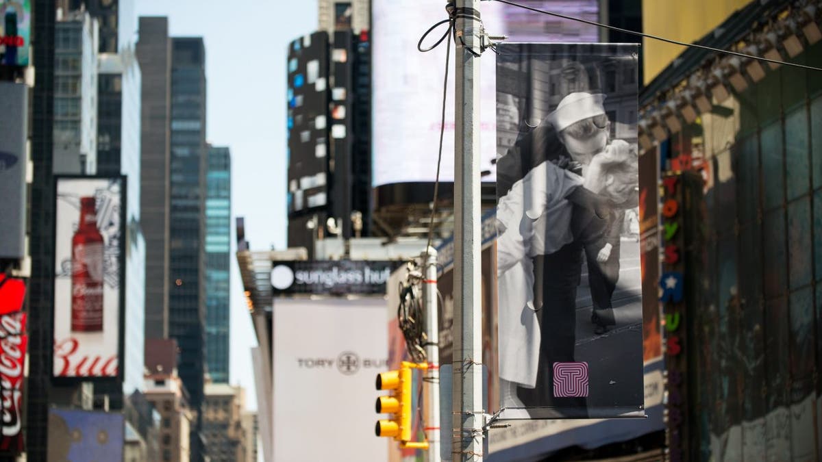 PHOTO in times square 