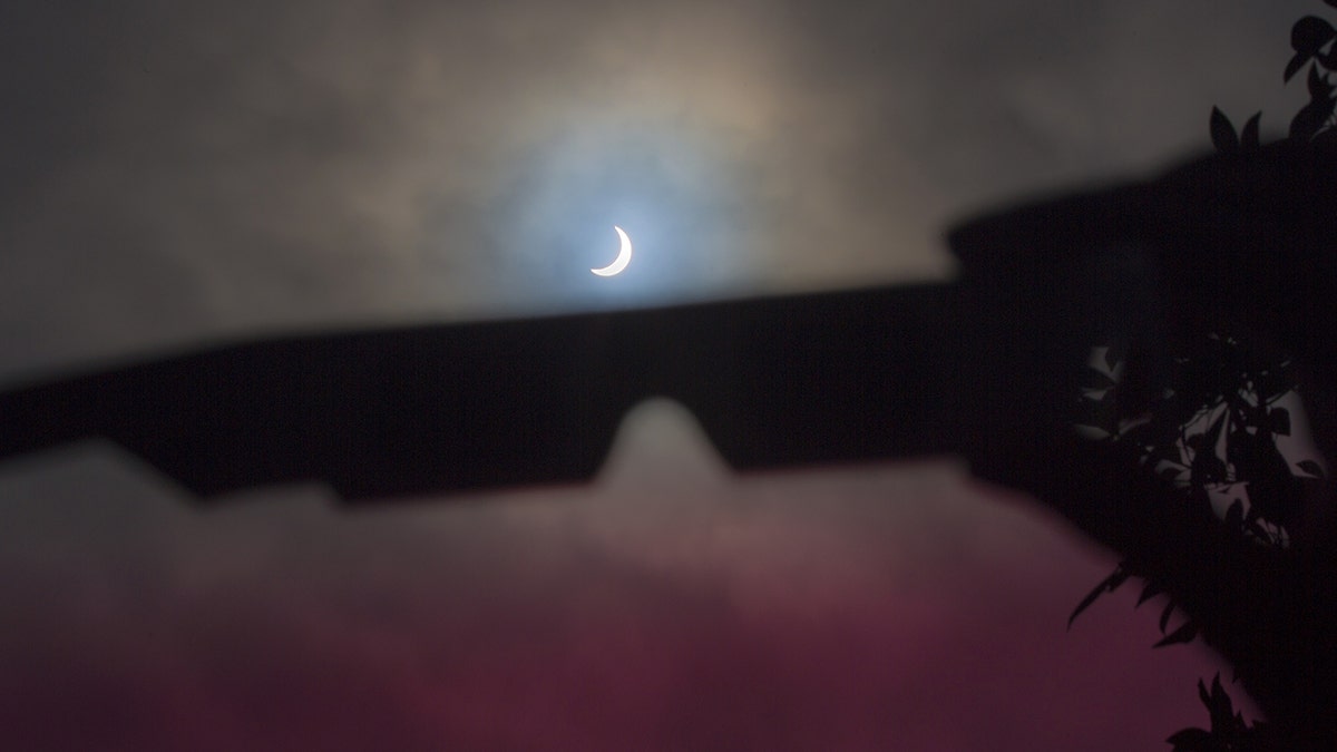 solar eclipse seen pinch glasses