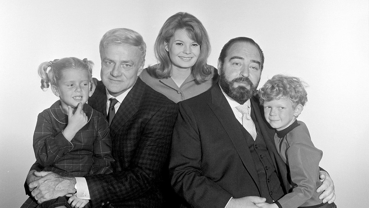 O elenco de Family Affair sorrindo juntos para uma foto promocional