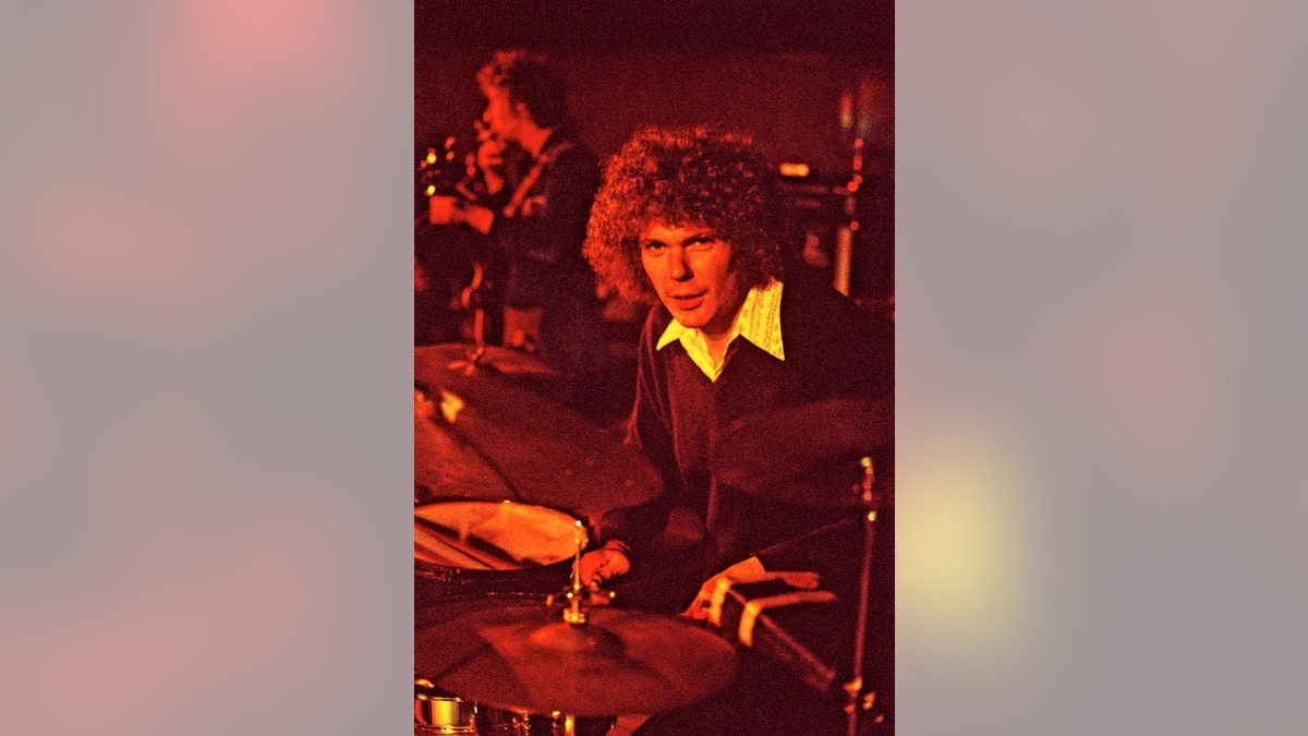 Uma vista frontal de Jim Gordon tocando bateria