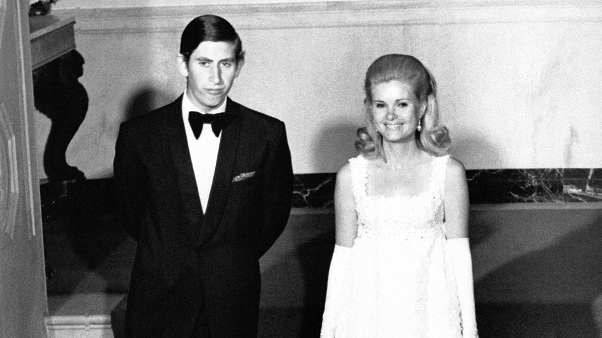 Príncipe Charles ao lado de Tricia Nixon durante uma noitada.