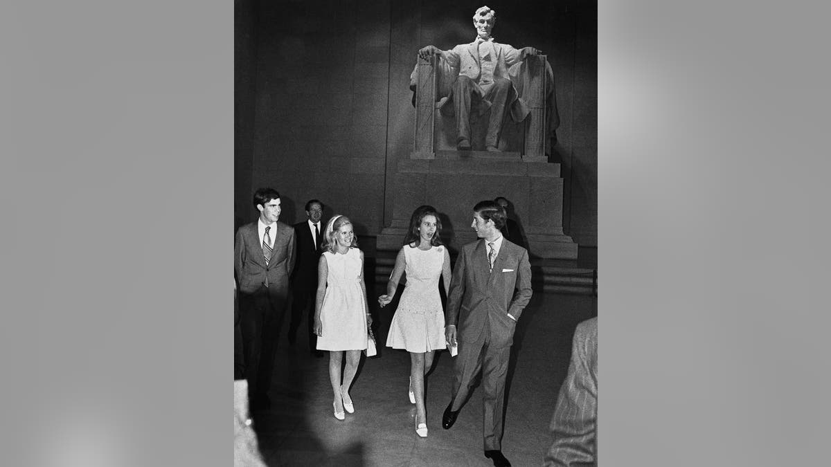 Príncipe Charles visitando a Casa Branca e caminhando com as filhas de Richard Nixon