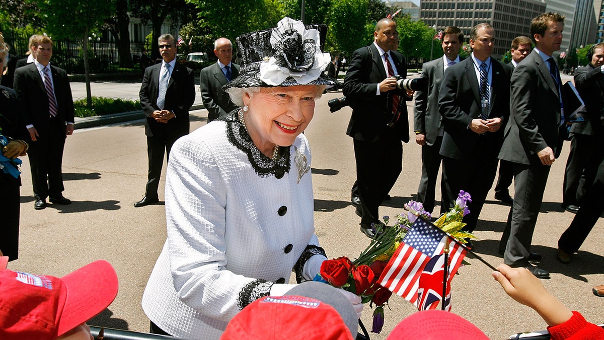 Queen Elizabeth greeting American children