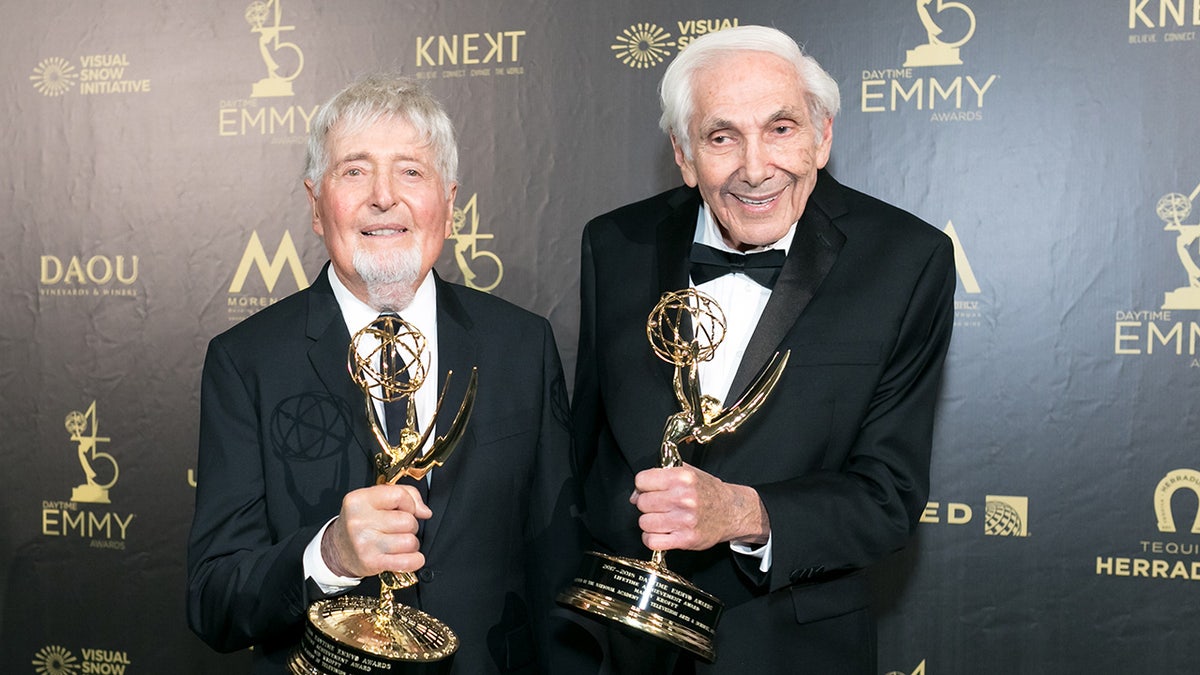 Sid e Marty Krofft segurando seus Emmys