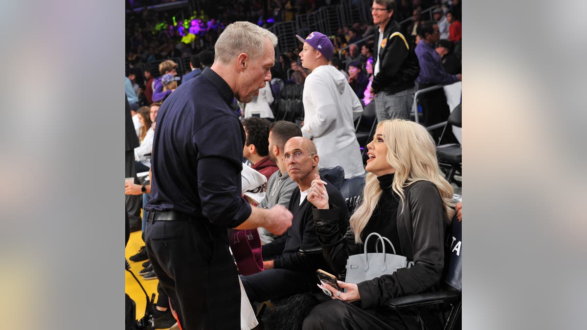 Celebrity trainer Gunnar Peterson talking to Khloe Kardashian