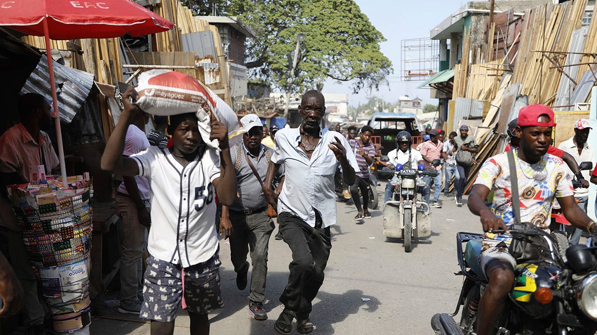 Haitianos correm em busca de abrigo em Porto Príncipe