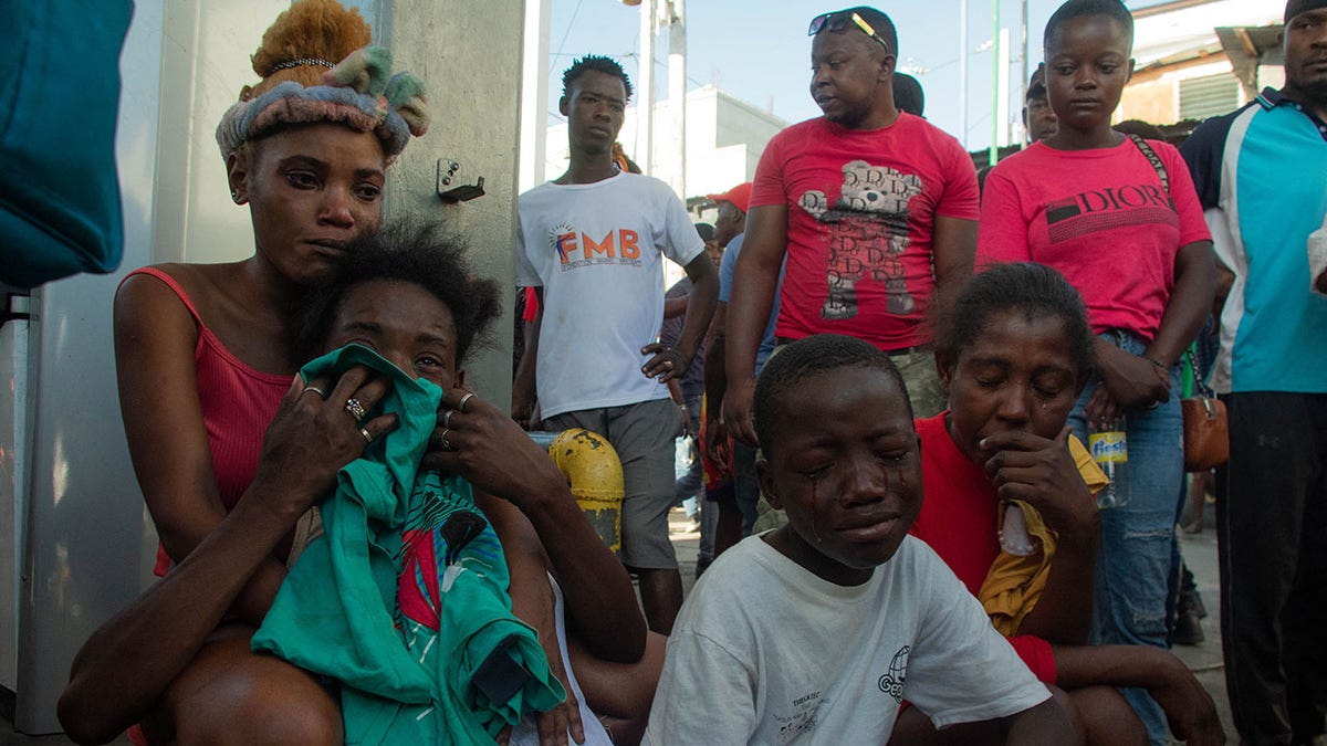 Pessoas reagem após assassinatos de gangues no Haiti