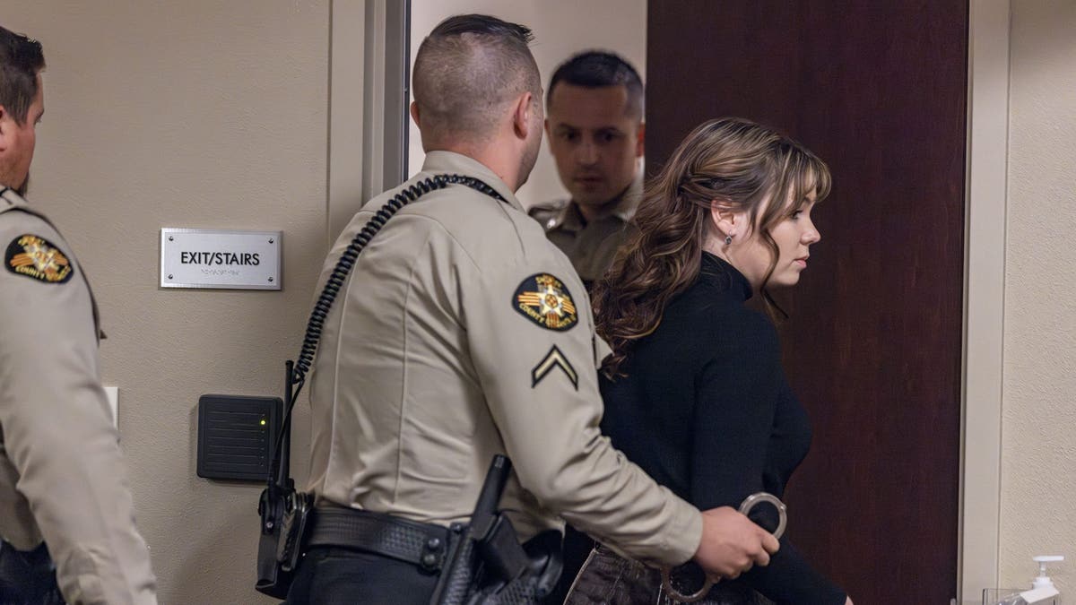 Hannah Gutierrez Reed sendo conduzida para fora de um tribunal