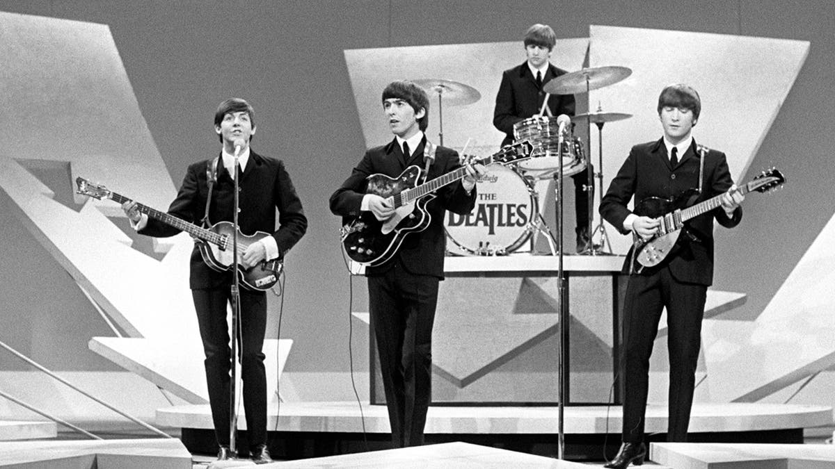 Die Beatles treten auf der Bühne auf