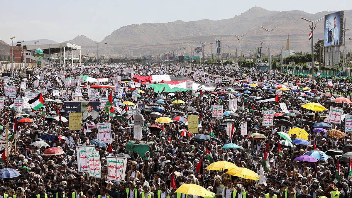 Apoiadores Houthi manifestam-se em Sanaa