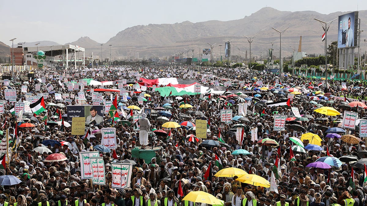 Houthi supporters rally in Sanaa