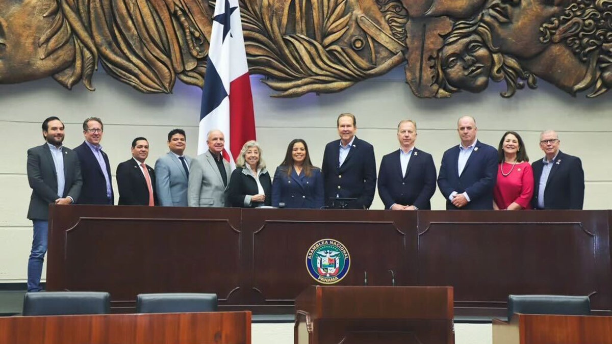 Legisladores republicanos visitan Panamá como parte de una delegación del Congreso.