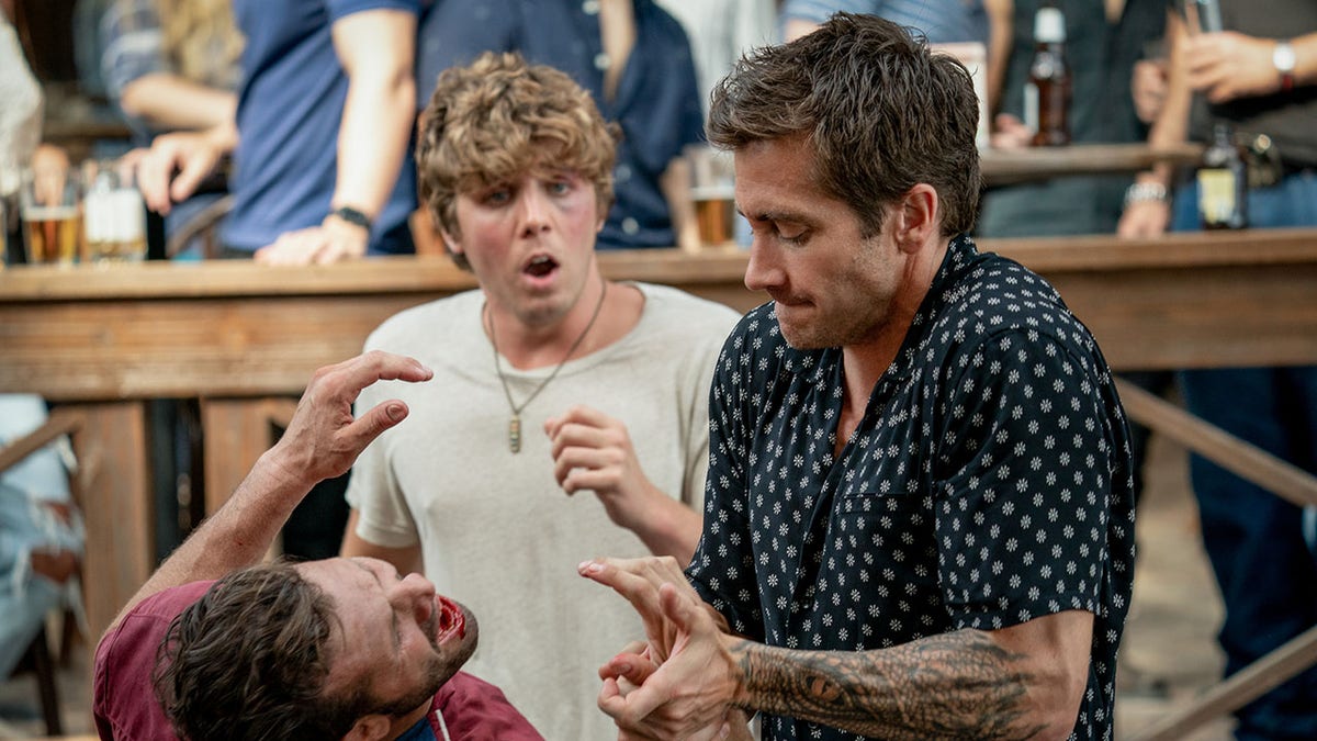 Jake Gyllenhaal lutando contra um cara em "Casa da estrada"
