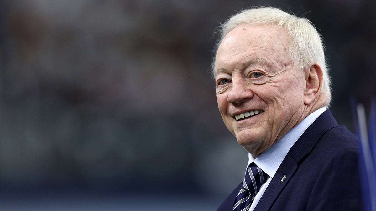 Jerry Jones at Cowboys-Lions