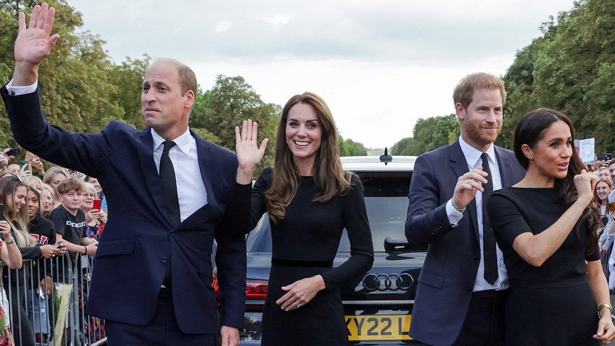 Príncipe William, Princesa Catherine, Meghan e Harry acenam para a multidão