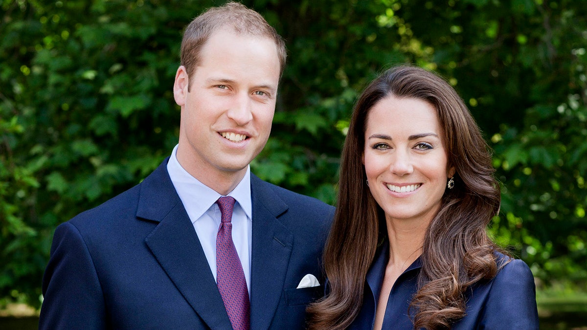 Príncipe William e Kate Middleton sorriem para a câmera