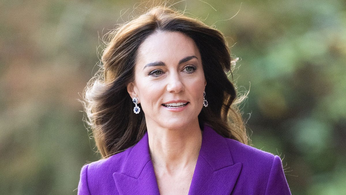 Close de Kate Middleton em um terno roxo