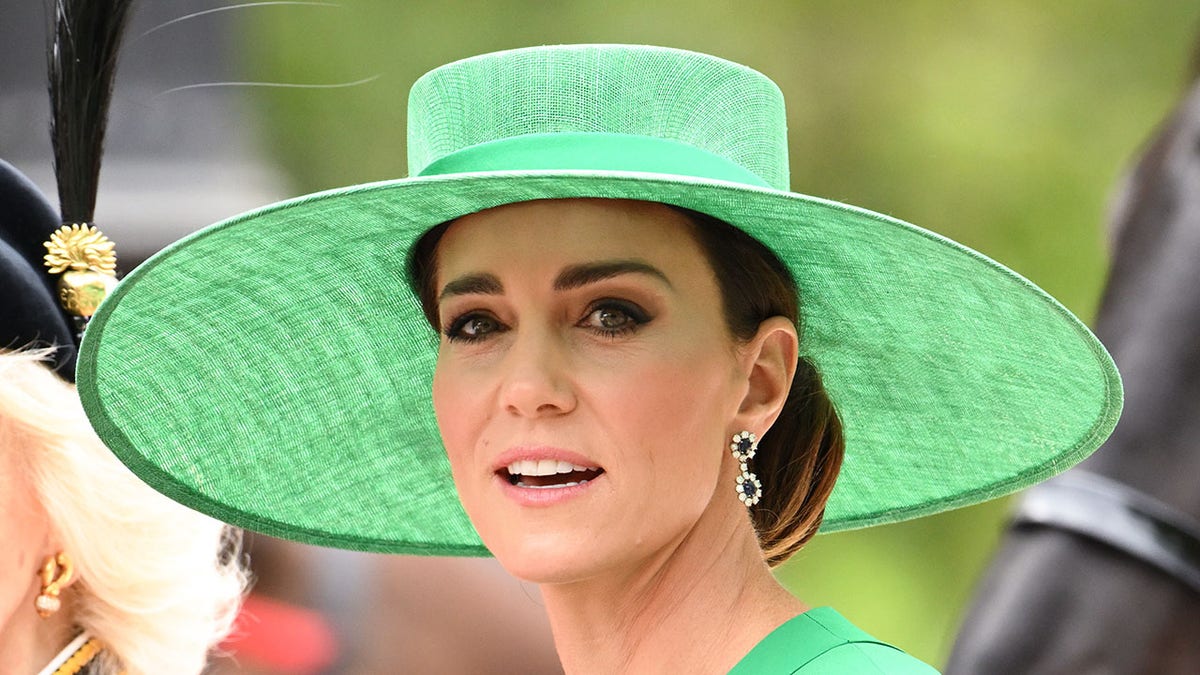 Kate Middleton usando um chapéu verde