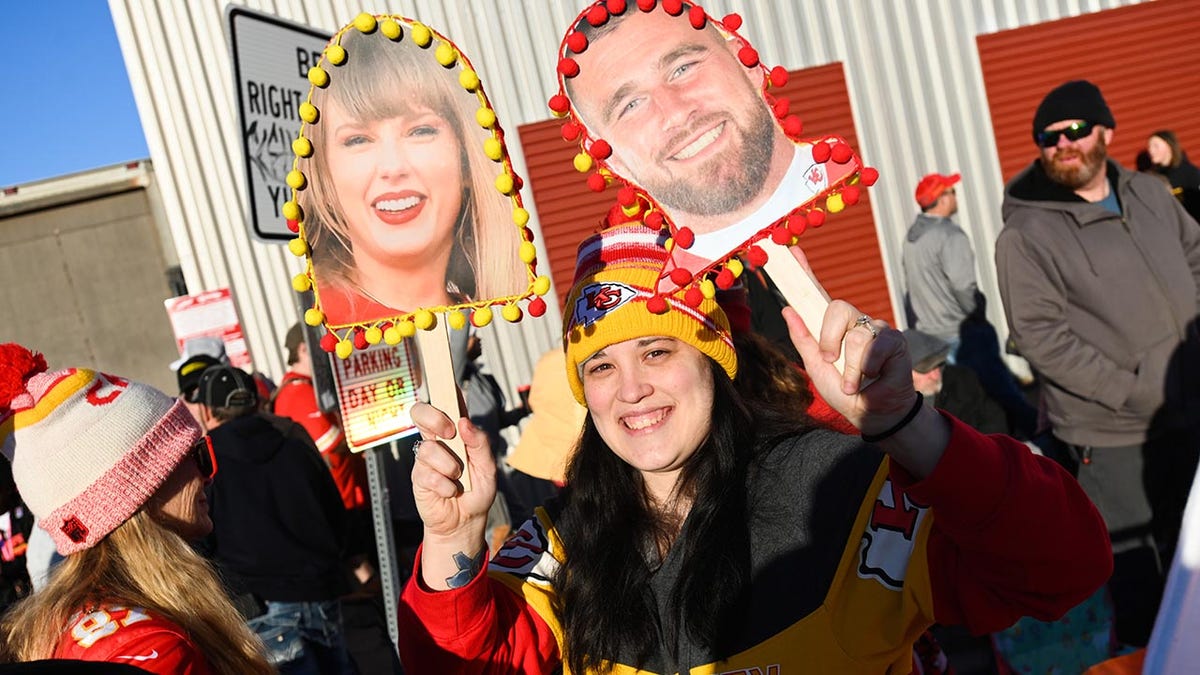 A Travis Kelce and Taylor Swift fans