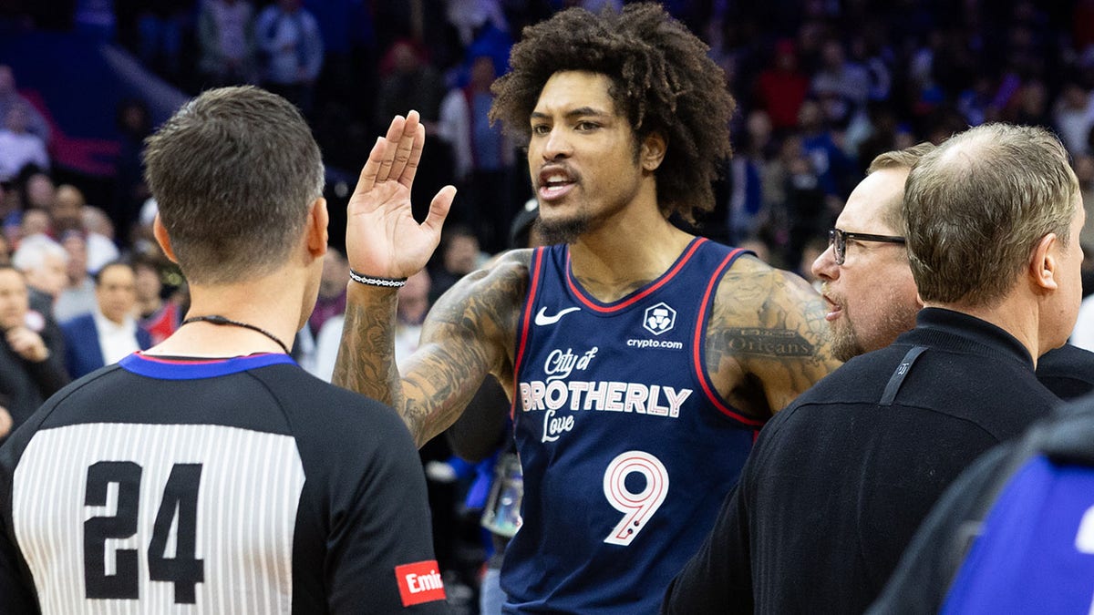 Kelly Oubre yells at refs
