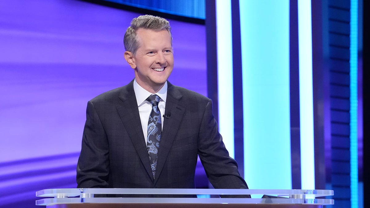 Ken Jennings no pódio do Jeopardy