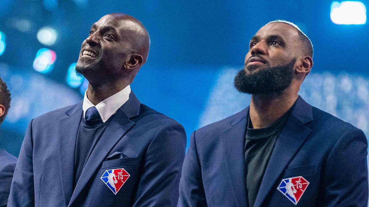 Kevin Garnett and LeBron James honored at a game