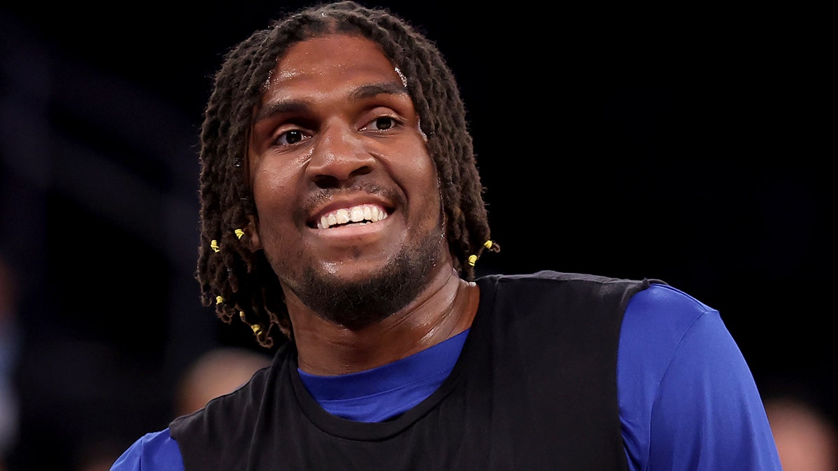 Kevon Looney warms up vs Knicks