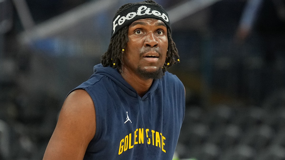 Kevon Looney warms up vs Hornets