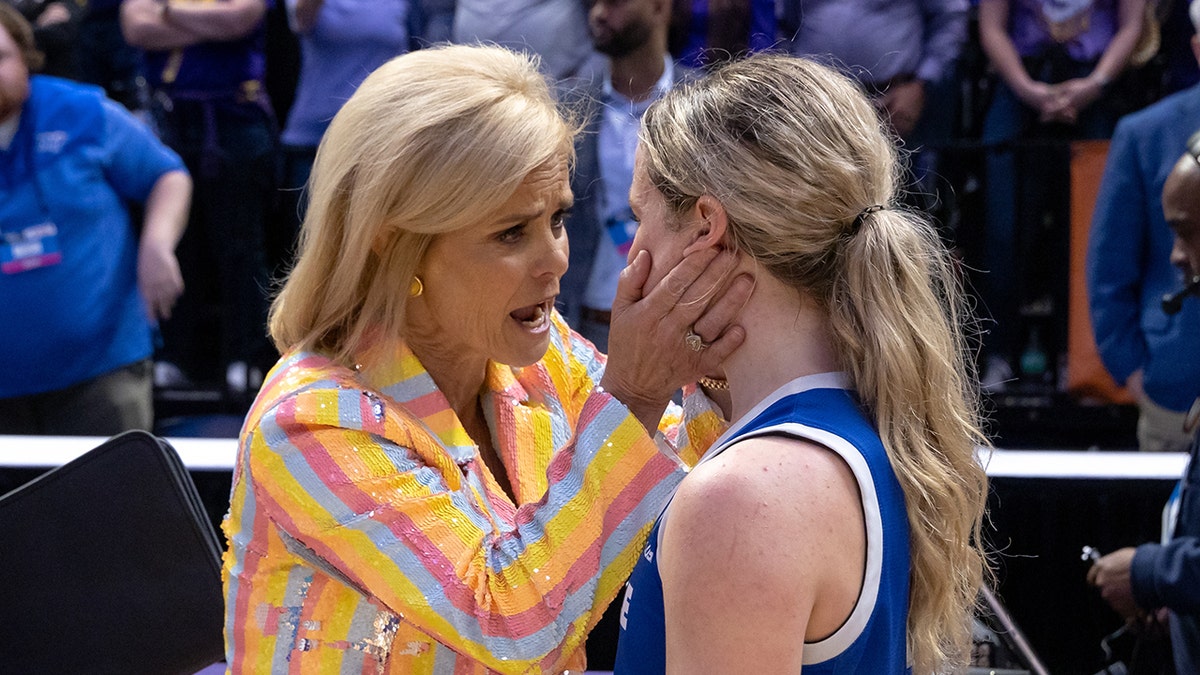 Kim Mulkey grabs face of Middle Tennessee State player