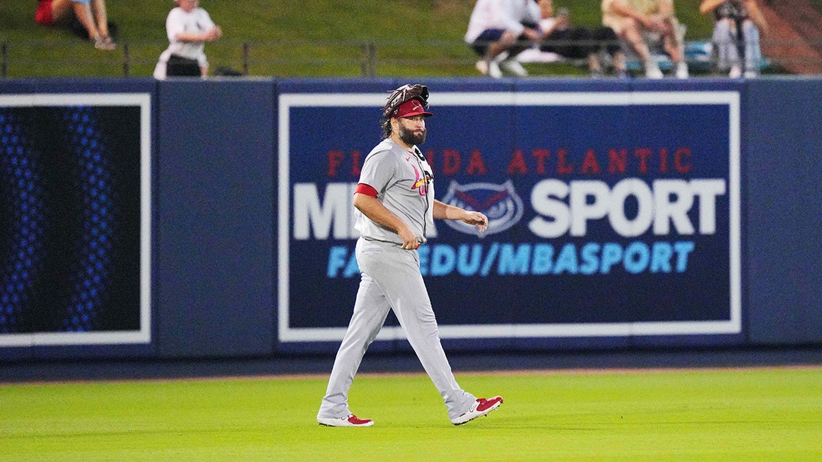 Lance Lynn leaves after being ejected