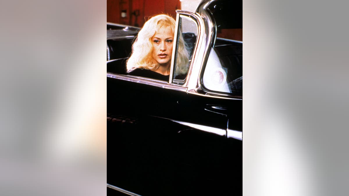 Patrícia Arquette em um Cadillac