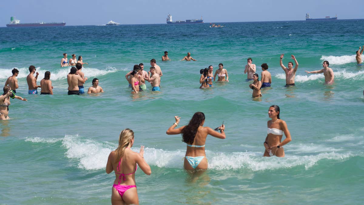 Os que procuravam festas nas férias de primavera aceitaram a mensagem de boas-vindas de Fort Lauderdale enquanto multidões se aglomeravam na praia.