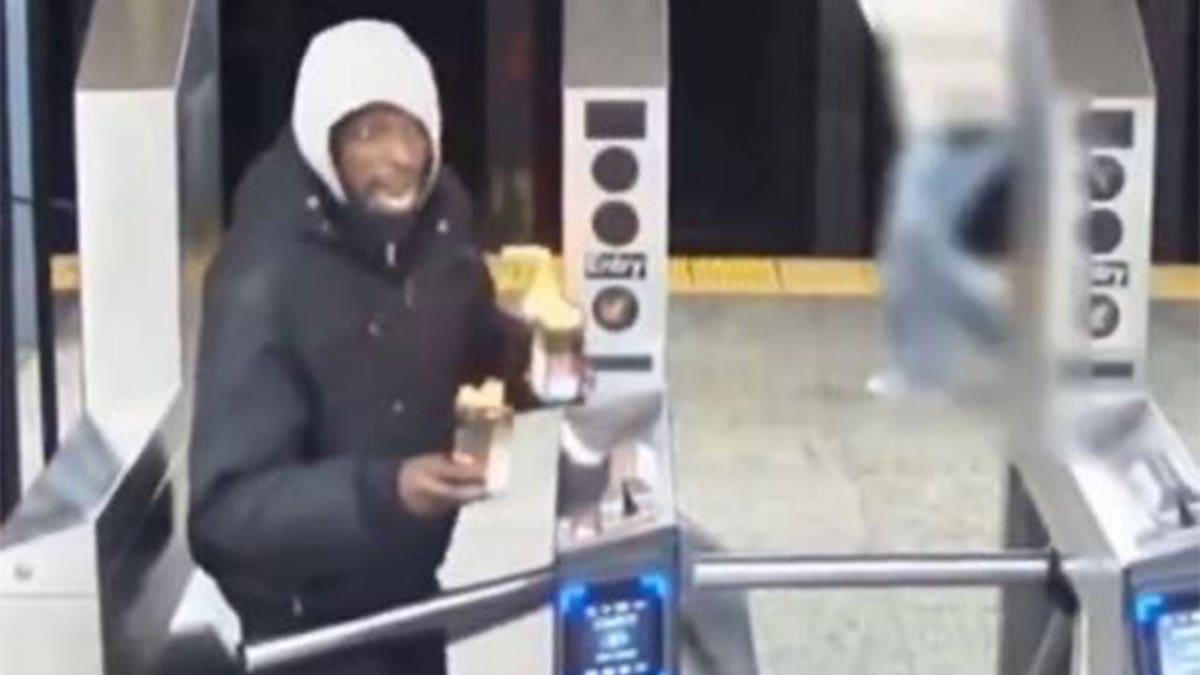Homem entra no sistema de metrô com latas em chamas nas mãos
