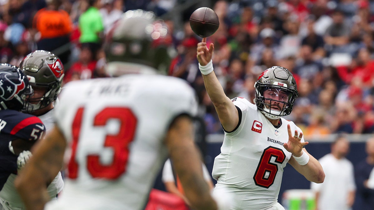 Baker Mayfield throws a pass