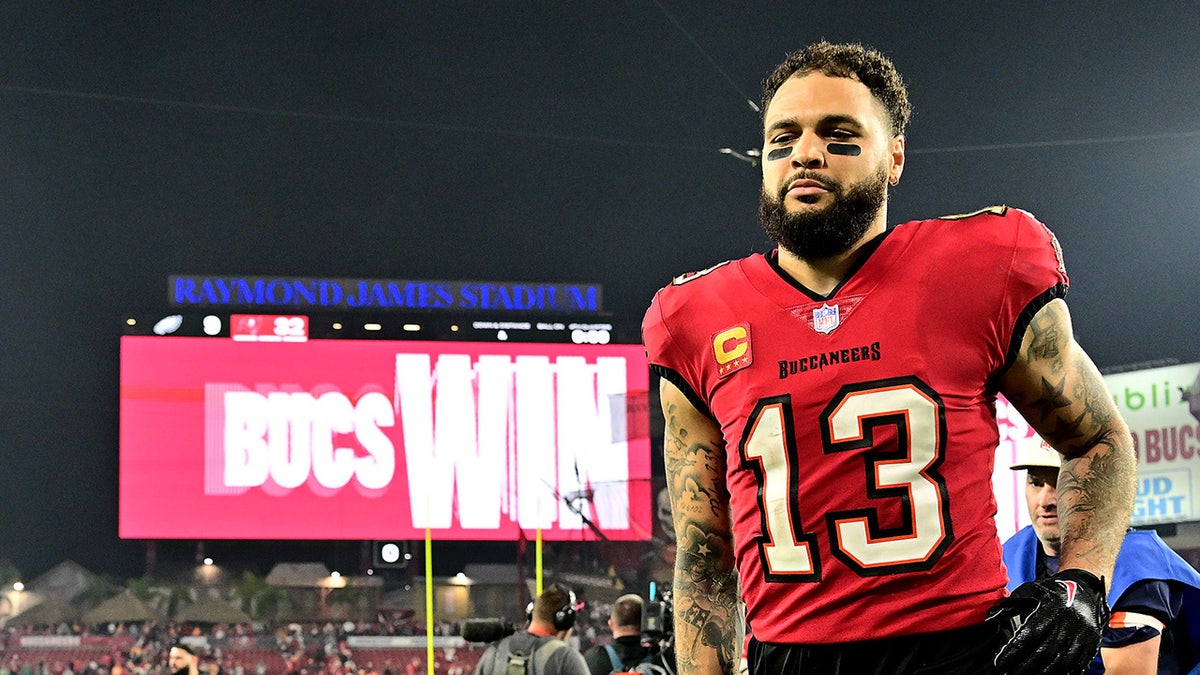 Mike Evans with Bucs win sign