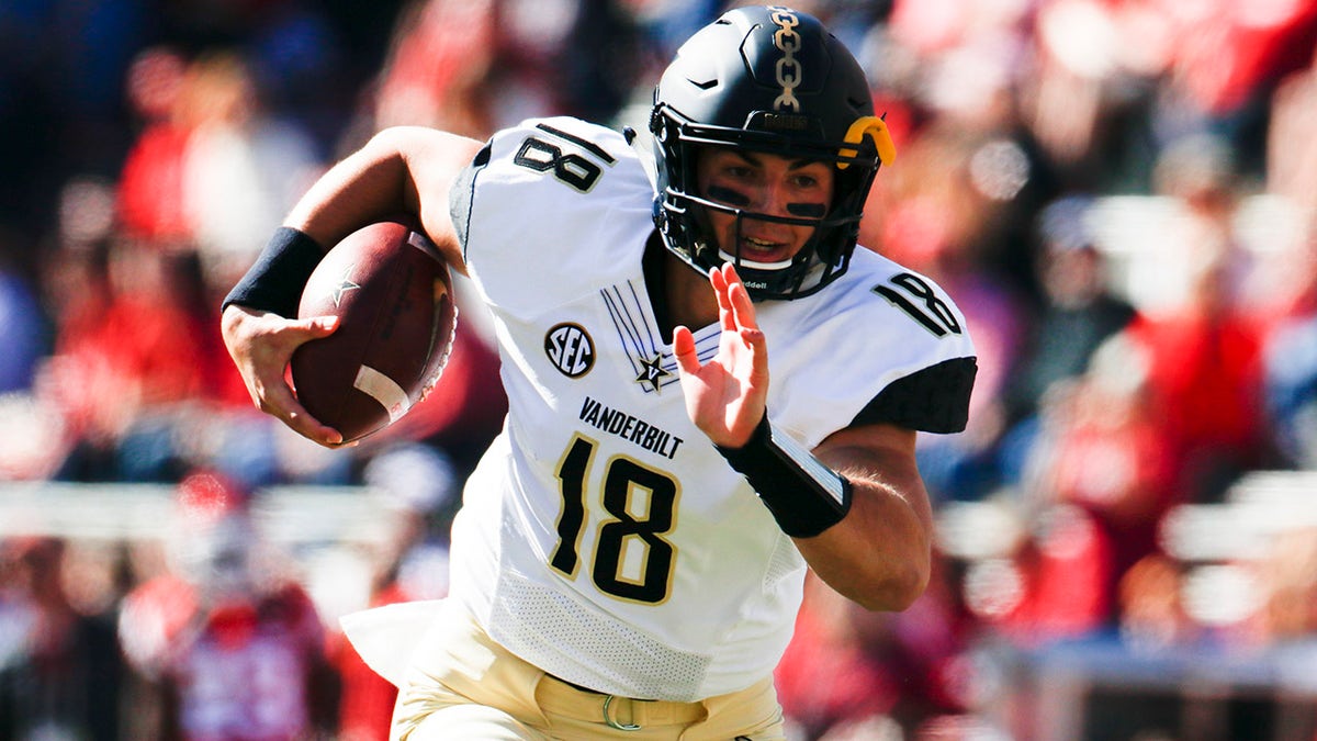 Ex-Vanderbilt QB claims 'Italian mob' approached him to fix games, offered him $300,000 Mo Hasan carries the ball