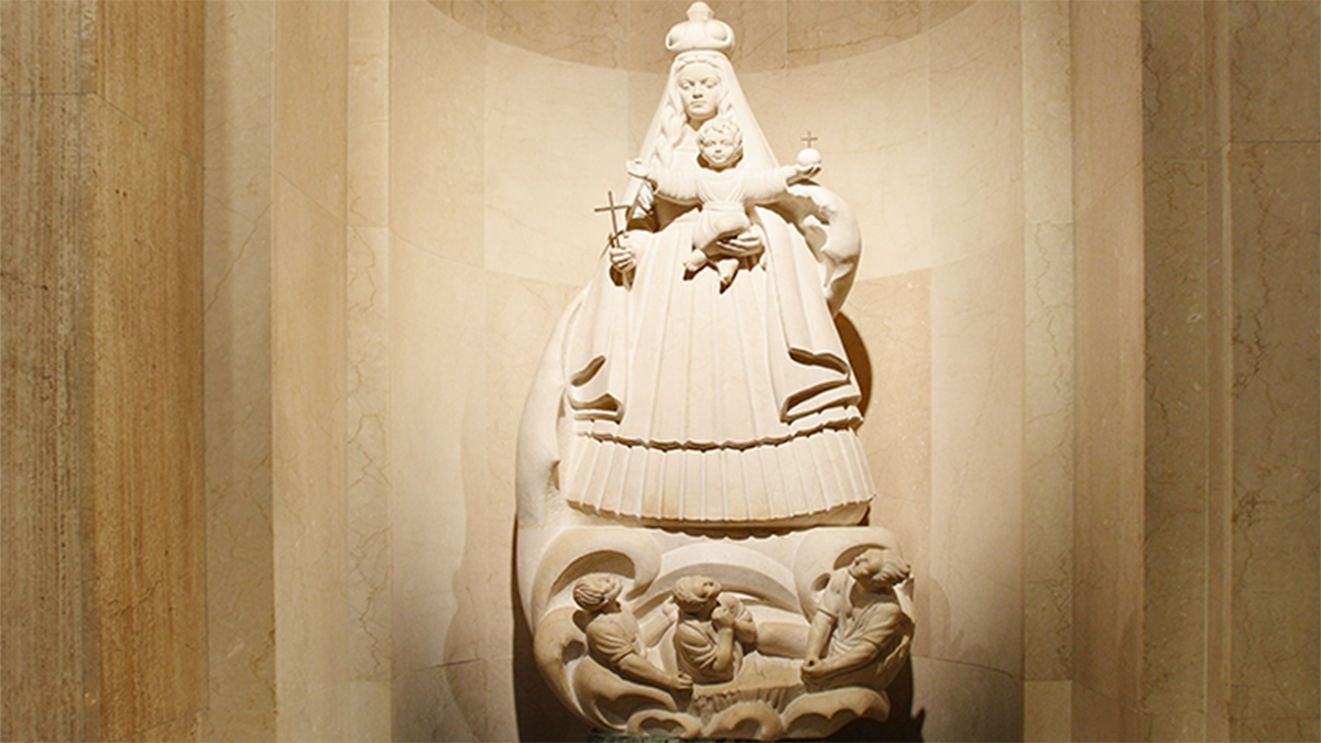 estátua de mármore de Nossa Senhora da Caridade