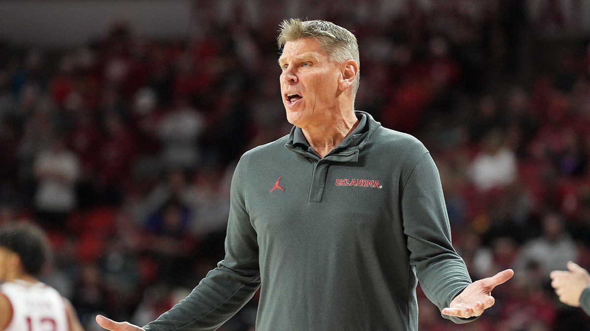 Oklahoma basketball's Porter Moser talks blocking out 'inevitable' distractions as March Madness looms | Fox News