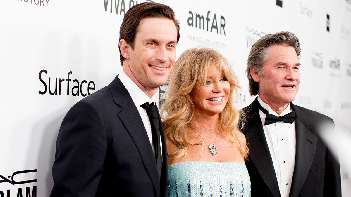 Oliver Hudson walks the red carpet with Goldie Hawn and Kurt Russell
