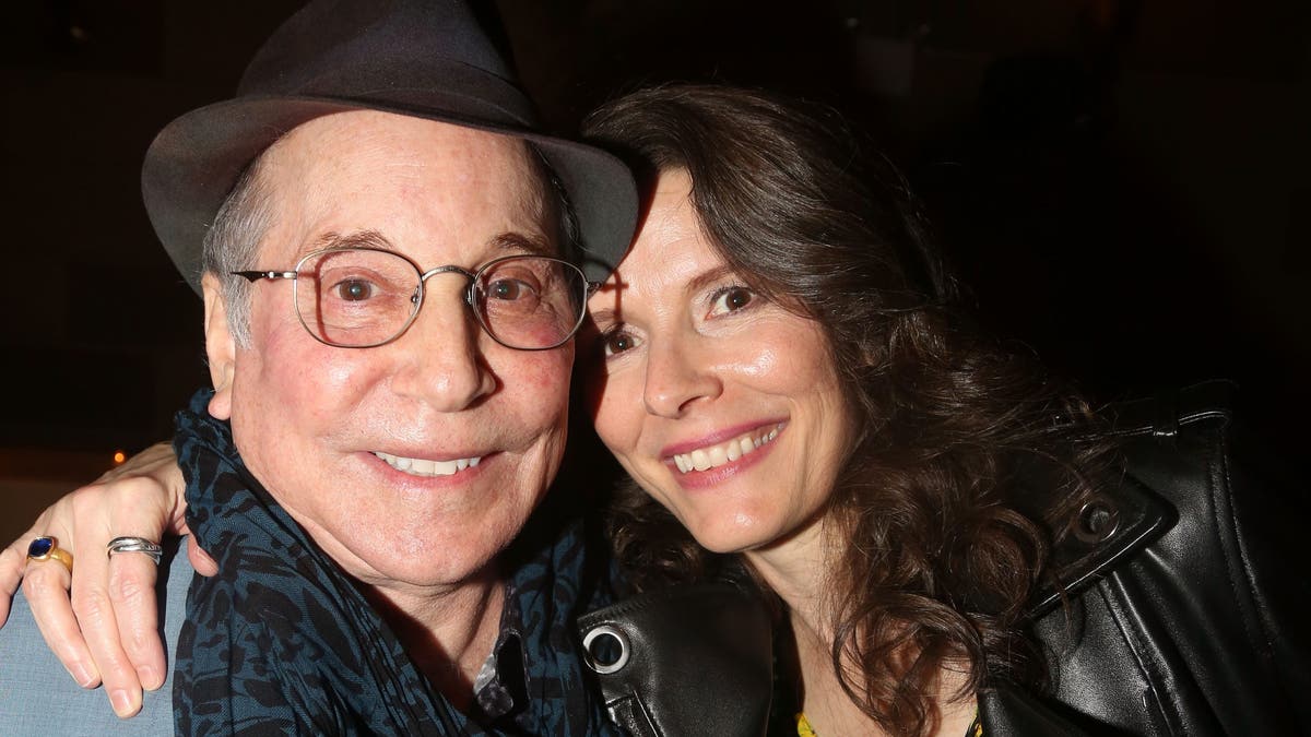 Paul Simon and Edie Brickell posing together